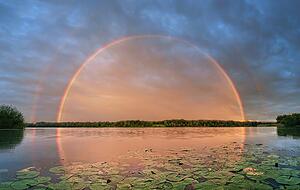 Ein doppelter Regenbogen in perfekter Form: Diese Aufnahme machte Maximilian Ziegler bei Freiburg am Opfinger See. Foto: Maximilian Ziegler