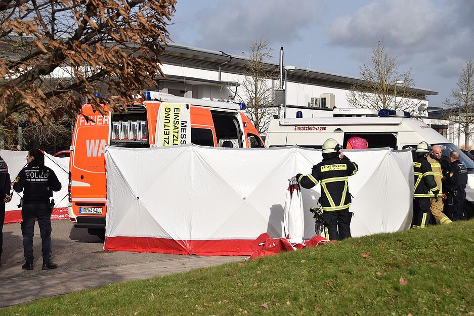 Eine Schülerin kam bei der Gewalttat ums Leben, die Polizei geht von einer Beziehungstat aus.