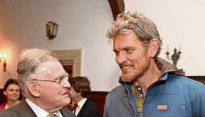 Alt-Ministerpräsident Erwin Teufel (li.) gratuliert Hauptdarsteller Götz Otto. Alt-Ministerpräsident Erwin Teufel (li.) gratuliert Hauptdarsteller Götz Otto.