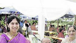 Sanjay També (vorn), Vater Shri Balaji, Mutter Veena (rechts) und Sujata. Sanjay També (vorn), Vater Shri Balaji, Mutter Veena (rechts) und Sujata.