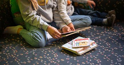 Eine Praktikantin liest in einer Kita Kindern vor. Eine Praktikantin liest in einer Kita Kindern vor.