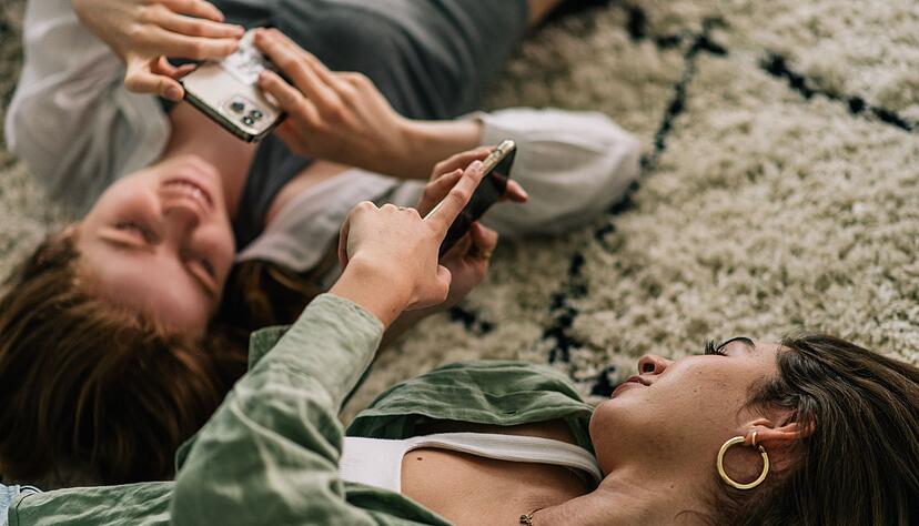 Das Smartphone immer zur Hand? Das ist zu viel. Experten raten aber zu einem bewussten Umgang statt einem kompletten Verzicht. Das Smartphone immer zur Hand? Das ist zu viel. Experten raten aber zu einem bewussten Umgang statt einem kompletten Verzicht.