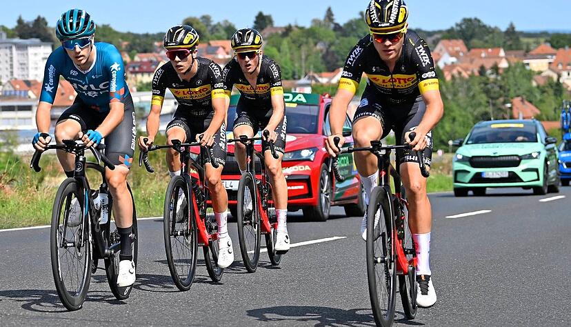 Bild oben: Kurz vor Tauberbischofsheim setzte sich eine vierk&ouml;pfige Ausrei&szlig;ergruppe mit Nick Bangert (rechts) ab. Bild links: Freundin Ina begr&uuml;&szlig;t Nick Bangert im Ziel. Bild rechts: Der Heilbronner ist pl&ouml;tzlich ein gefragter Gespr&auml;chspartner.

Fotos: Sonntag (2), imago-images/issler