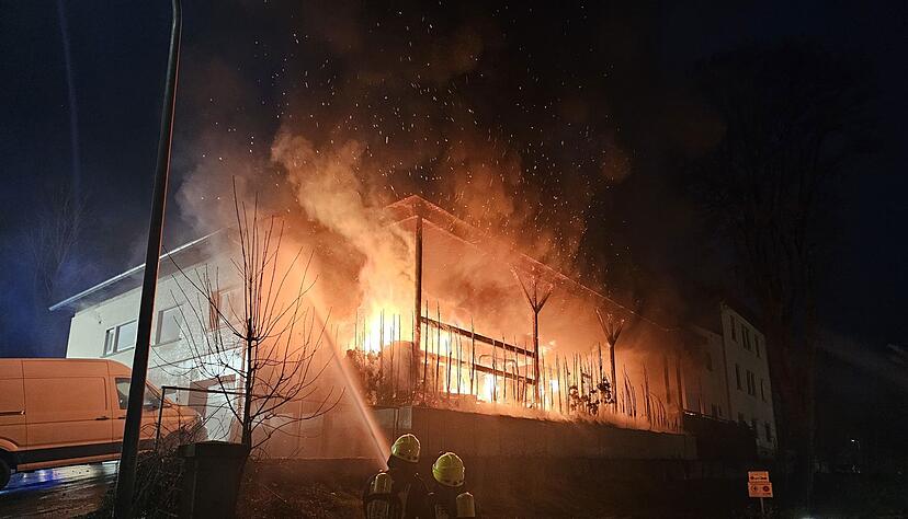 Der Brand griff von der M&uuml;lltonne im Carport schnell auf angrenzende Geb&auml;ude und Fahrzeuge &uuml;ber.