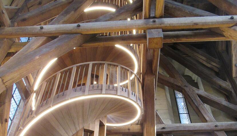 Die Wendeltreppe aus massiver Eiche ist 21 Meter hoch und 20 Tonnen schwer und gilt als ein Meisterwerk der Zimmermannskunst.