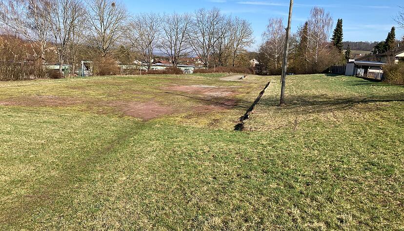 Der nicht mehr genutzte Bolzplatz hinter Schule und st&auml;dtischem Kindergarten mit der orts&uuml;blichen Bezeichnung "Roter Platz" muss neun neuen Baupl&auml;tzen weichen.