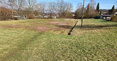 Der nicht mehr genutzte Bolzplatz hinter Schule und st&auml;dtischem Kindergarten mit der orts&uuml;blichen Bezeichnung "Roter Platz" muss neun neuen Baupl&auml;tzen weichen.
