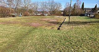 Der nicht mehr genutzte Bolzplatz hinter Schule und st&auml;dtischem Kindergarten mit der orts&uuml;blichen Bezeichnung "Roter Platz" muss neun neuen Baupl&auml;tzen weichen.