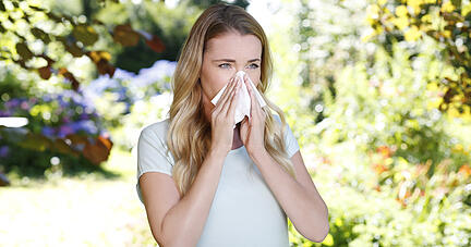 Was hilft gegen Heuschnupfen und Allergien? Foto: Emser/obs