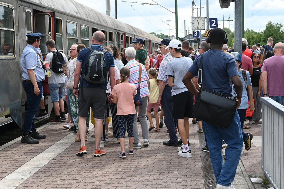 Ein Dampfzug fuhr am Sonntag, dem 4. August, durch Hohenlohe. Ein Dampfzug fuhr am Sonntag, dem 4. August, durch Hohenlohe.