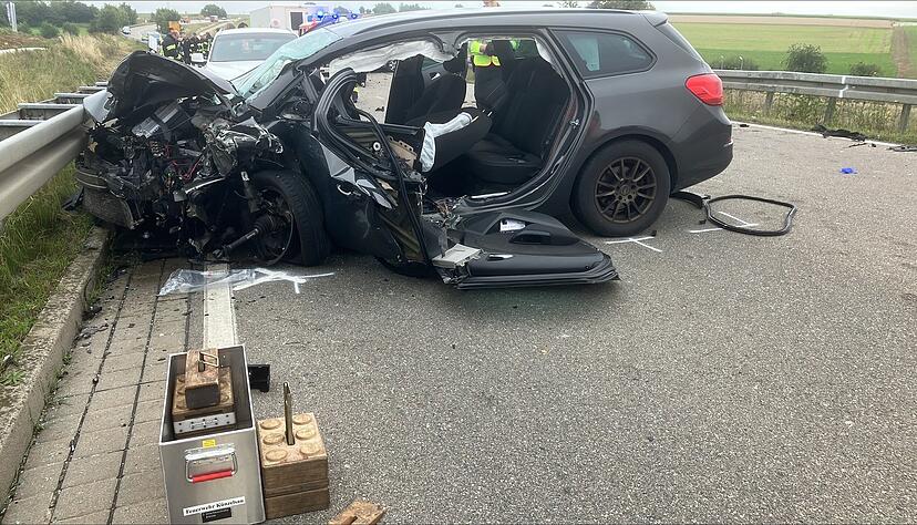 Gro&szlig;e Sch&auml;den sind an einem der Unfallautos auf der B19 zu sehen. Zwischen K&uuml;nzelsau-Gaisbach und Kupferzell endet der Zusammensto&szlig; f&uuml;r eine Person t&ouml;dlich.