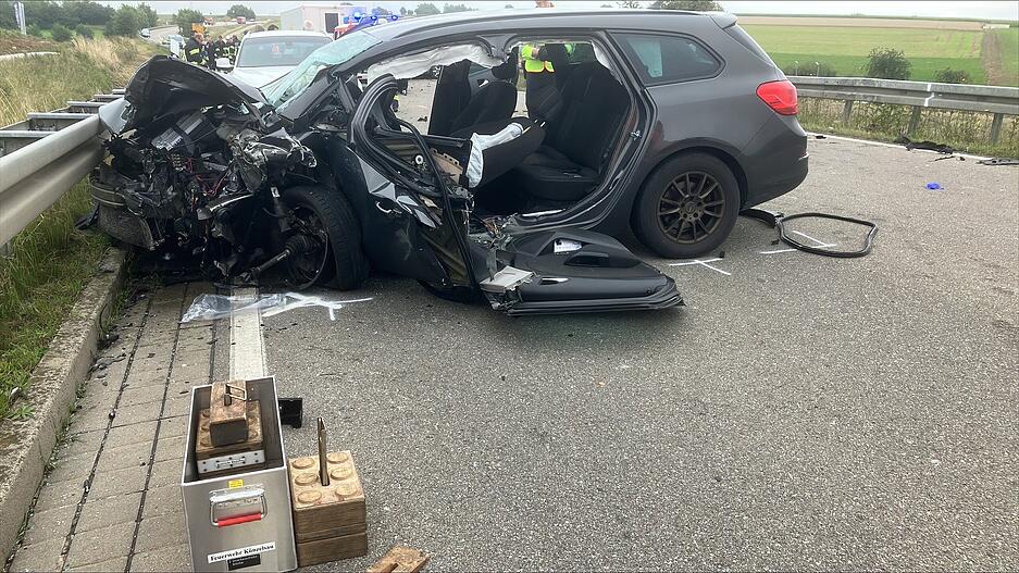 Große Schäden sind an einem der Unfallautos auf der B19 zu sehen. Zwischen Künzelsau-Gaisbach und Kupferzell endet der Zusammenstoß für eine Person tödlich. Große Schäden sind an einem der Unfallautos auf der B19 zu sehen. Zwischen Künzelsau-Gaisbach und Kupferzell endet der Zusammenstoß für eine Person tödlich.