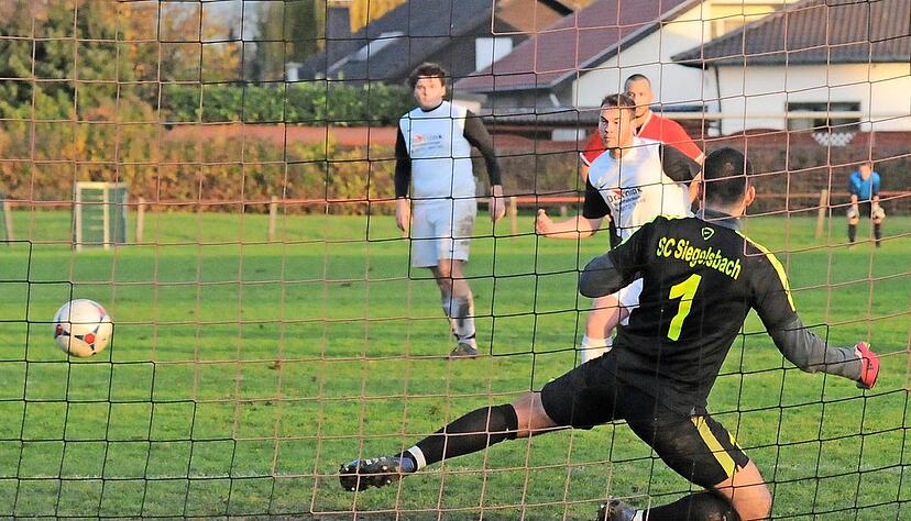 Der Ausgleich: Kevin Frei (wei&szlig;es Trikot/SG Eschelbach) &uuml;berwindet mit einen Foulelfmeter den Siegelsbacher Keeper Janis Schlick zum 3:3.Foto: Klaus Kr&uuml;ger