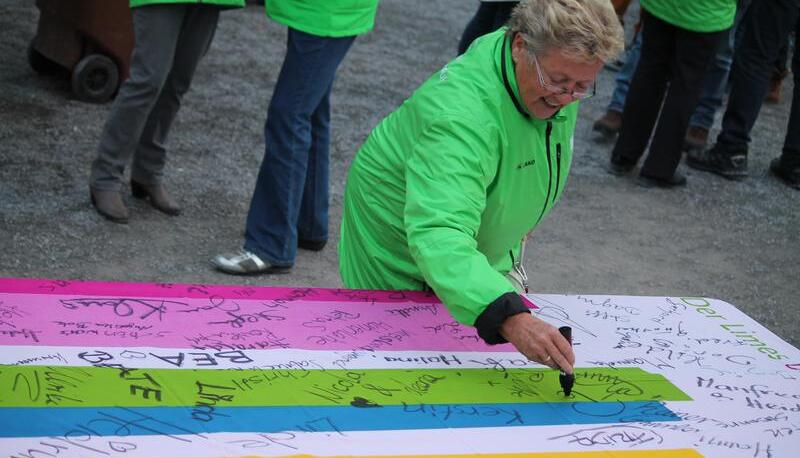 Auf gestreiften Fahnen verewigten sich die Helfer und Macher der Laga. Auf gestreiften Fahnen verewigten sich die Helfer und Macher der Laga.