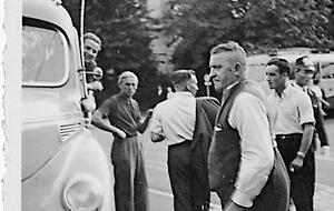 Gustav Schäfer (vorne) gründet in der Zehentgasse einen Fuhrbetrieb. Foto: privat