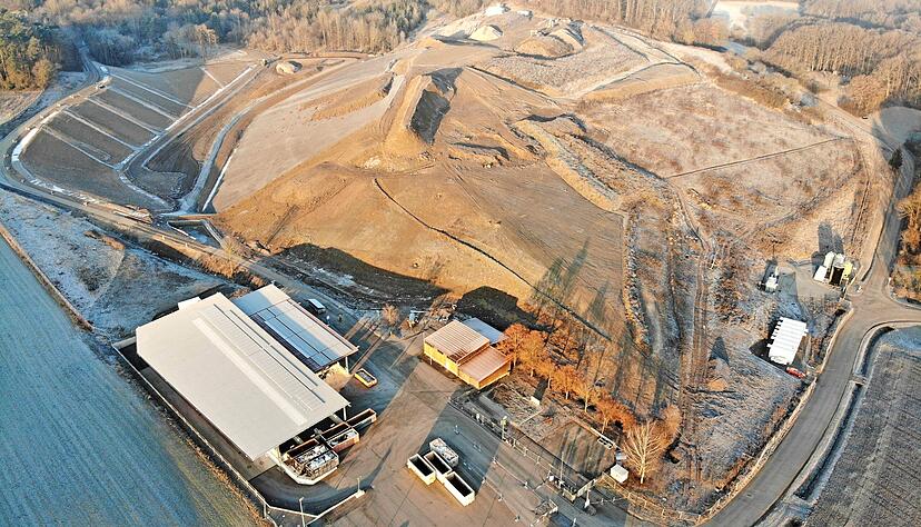 Der eine Abschnitt der Kreism&uuml;lldeponie wird stillgelegt (rechts oben), der andere erweitert (links oben). Deshalb fahren t&auml;glich bis zu 60 Laster ein und aus, auch wenn der Wertstoffhof (&uuml;berdacht) geschlossen ist. Das Areal ist mit Bauz&auml;unen abgesperrt.