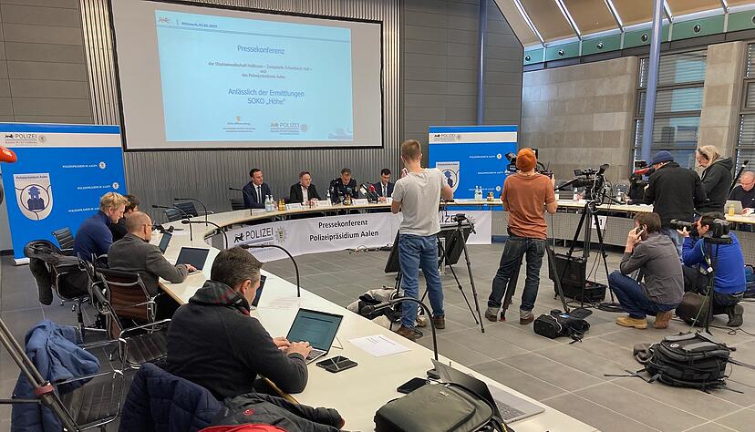 Die Polizei informiert auf ihrer Pressekonferenz über ihre Ermittlungsergebnisse zu einer möglichen Mordserie an Seniorinnen in Schwäbisch Hall. Die Polizei informiert auf ihrer Pressekonferenz über ihre Ermittlungsergebnisse zu einer möglichen Mordserie an Seniorinnen in Schwäbisch Hall.