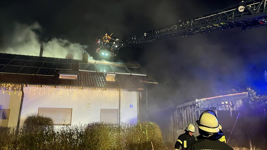 Das Feuer war offenbar in einem angrenzenden Holzhäuschen ausgebrochen. Das Feuer war offenbar in einem angrenzenden Holzhäuschen ausgebrochen.