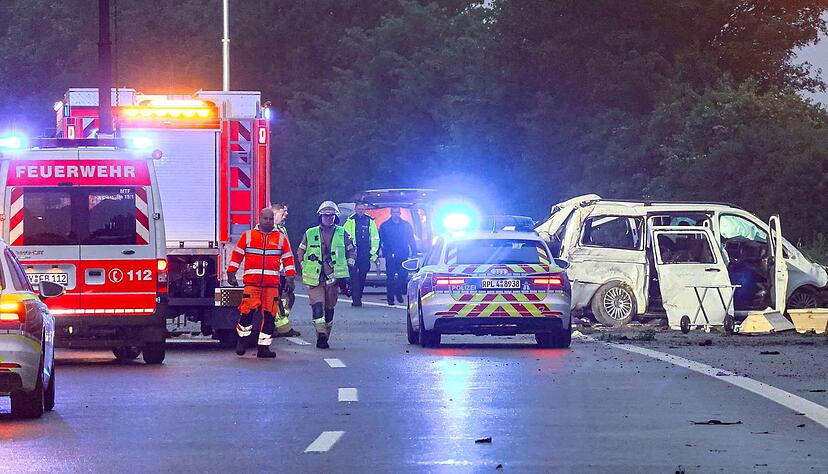 Bei einem Unfall eines Kleinbusses auf der Autobahn 48 bei Koblenz sind in der Nacht drei Menschen tödlich verletzt worden.