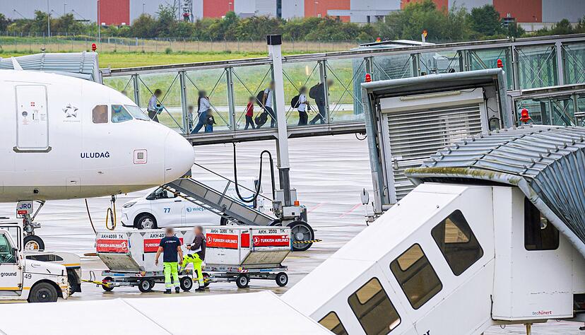 Trotz Stopp des Aufnahmeprogramms durften erneut einige Afghanen nach Deutschland ausreisen. Trotz Stopp des Aufnahmeprogramms durften erneut einige Afghanen nach Deutschland ausreisen.