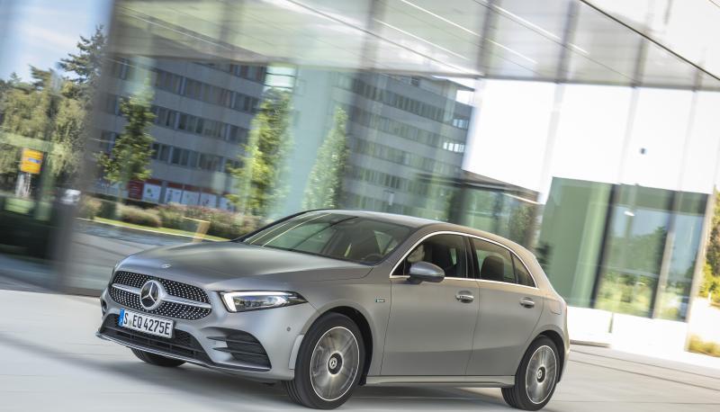 Mercedes will zum Jahreswechsel den A250e herausbringen. Die Preise beginnen bei 36.944 Euro.