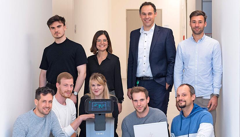 Studiengangsleiter Tobias Thomas (Zweiter von rechts, hinten) und die Studierenden mit dem Roboter Temi.
Foto: Mario Berger Studiengangsleiter Tobias Thomas (Zweiter von rechts, hinten) und die Studierenden mit dem Roboter Temi.
Foto: Mario Berger