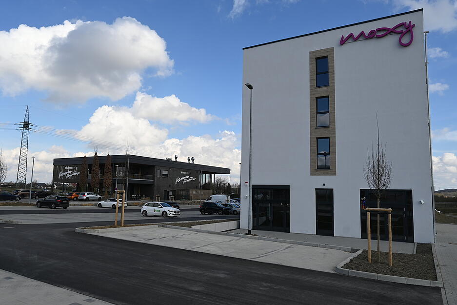 Direkt neben der Bäckerei Härdtner im Gewerbepark Hohenlohe steht das kürzlich eröffnete Lifestyle Hotel Moxy.