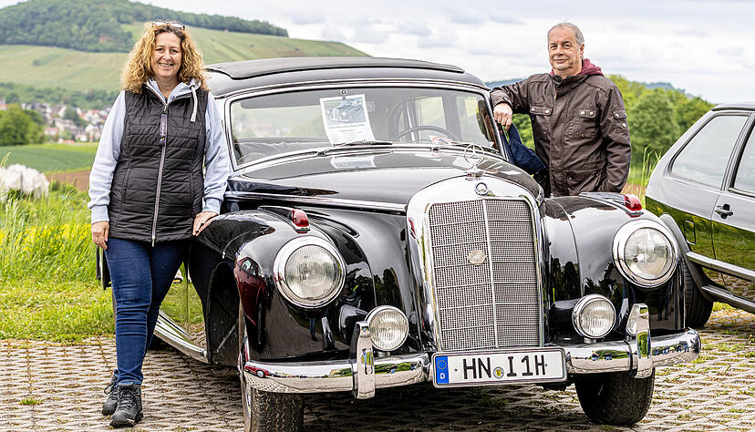 Man sieht Besitzer Sven Wolf und Ingrid J&auml;ger an, wie stolz sie auf diese Repr&auml;sentationslimousine sind, den Mercedes Benz 300C Adenauer, Baujahr 1956.