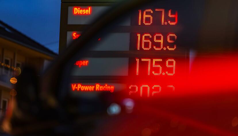 W&auml;hrend Strom und Gas erschwinglicher wurden, mussten Autofahrer an der Tankstelle f&uuml;r Sprit tiefer in die Tasche greifen. (Symbolbild)