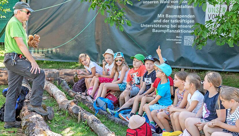Mit dem Pl&uuml;sch-Eichh&ouml;rnchen ist Peter K&auml;mmer vom Waldnetzwerk die Aufmerksamkeit der Zweitkl&auml;ssler sicher. Lange m&uuml;ssen die Kinder auch nicht sitzen, bevor"s ins Lernspiel geht.
Foto: Helmut Melchert