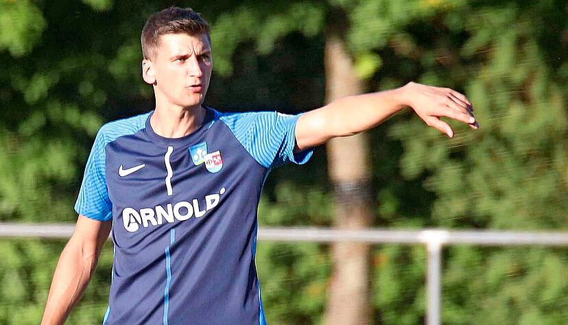 Maximilian Egner gibt seit dieser Saison auf dem Platz die Richtung bei der SG Sindringen/Ernsbach vor − und das mit Erfolg.
Foto: Marc Schmerbeck Maximilian Egner gibt seit dieser Saison auf dem Platz die Richtung bei der SG Sindringen/Ernsbach vor − und das mit Erfolg.
Foto: Marc Schmerbeck