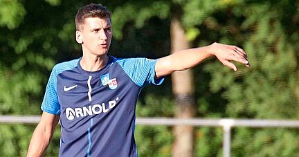 Maximilian Egner gibt seit dieser Saison auf dem Platz die Richtung bei der SG Sindringen/Ernsbach vor − und das mit Erfolg.
Foto: Marc Schmerbeck Maximilian Egner gibt seit dieser Saison auf dem Platz die Richtung bei der SG Sindringen/Ernsbach vor − und das mit Erfolg.
Foto: Marc Schmerbeck