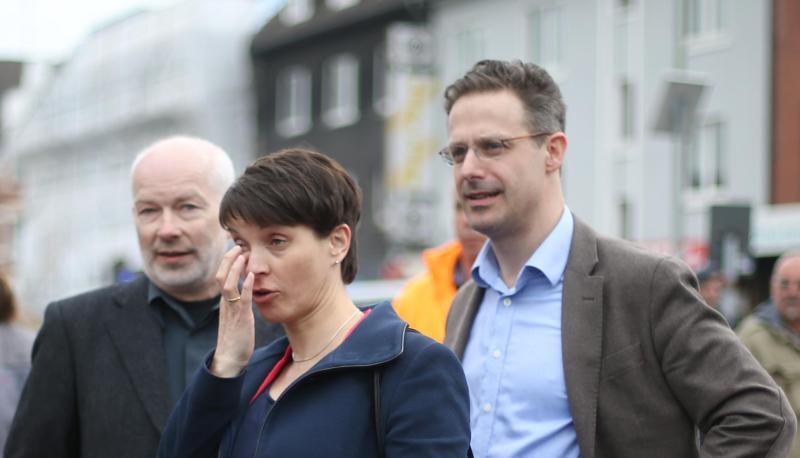 Die Vorsitzende der AfD, Frauke Petry, und ihr Ehemann, der AfD-Spitzenkandidat für die Landtagswahl in Nordrhein-Westfalen, Marcus Pretzell (r) bei Wahlkampfauftakt. Foto: Ina Fassbender/Archiv