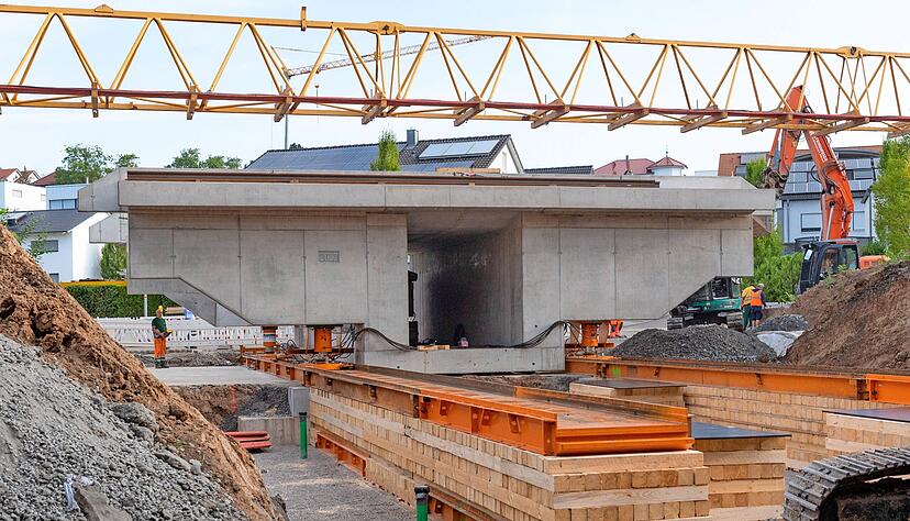 Wenn die Br&uuml;cke ihren Standort erreicht hat, wird es knifflig. Dann muss Holzschicht um Holzschicht abgetragen und die Br&uuml;cke daf&uuml;r immer wieder angehoben werden.