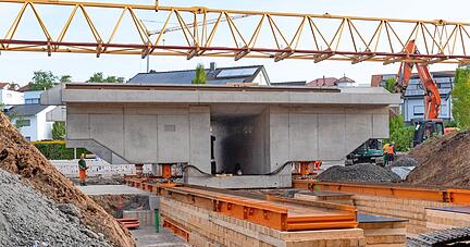 Wenn die Br&uuml;cke ihren Standort erreicht hat, wird es knifflig. Dann muss Holzschicht um Holzschicht abgetragen und die Br&uuml;cke daf&uuml;r immer wieder angehoben werden.