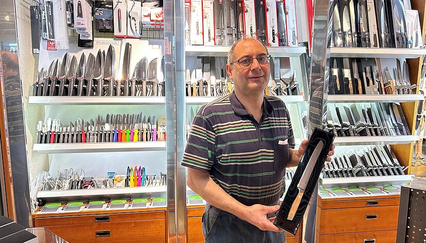 J&uuml;rgen Maurer, Inhaber des Schneidwaren-Fachgesch&auml;fts Maurer, in Heilbronn.