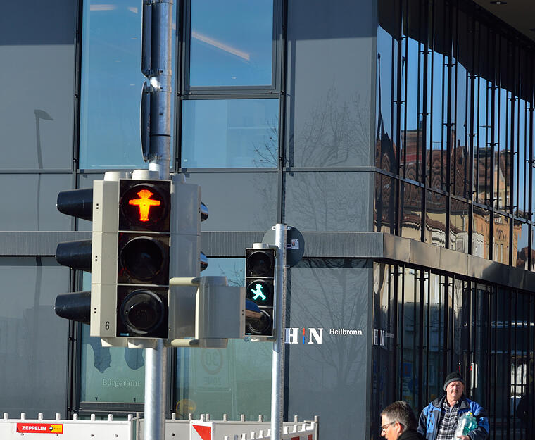 Wie bei allen neuen Ampelanlagen zeigen die Ost-Ampelmännchen, wann man die Straße überqueren darf.