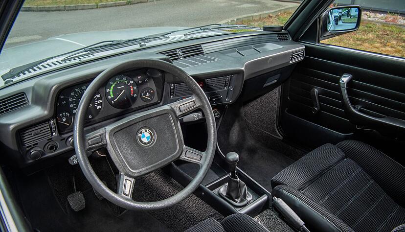 Typisches Cockpit: zum Fahrer geneigte Bedienelemente und viele aufpreispflichtige Details - etwa die Servolenkung. Typisches Cockpit: zum Fahrer geneigte Bedienelemente und viele aufpreispflichtige Details - etwa die Servolenkung.