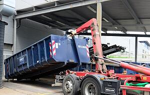 In Containern wird der Klärschlamm bisher abtransportiert. Das EnBW-Kraftwerk verbrennt ihn. In Containern wird der Klärschlamm bisher abtransportiert. Das EnBW-Kraftwerk verbrennt ihn.