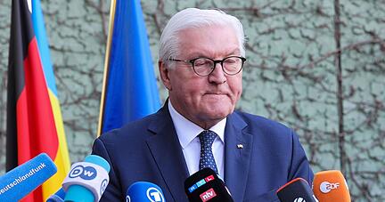 Frank-Walter Steinmeier äußert such in der deutschen Botschaft in Warschau vor Pressevertretern. Der Bundespräsident ist in Kiew nicht willkommen - eine geplante Reise in die ukrainische Hauptstadt ist deswegen geplatzt.