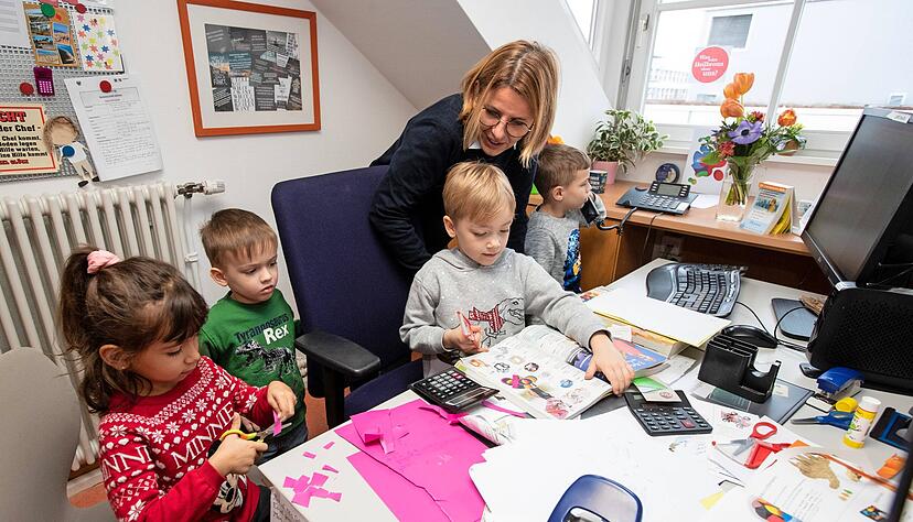 Die Olgakrippe ermutigt Kinder, Verantwortung zu tragen: So dürfen sie ins Büro von Kita-Leiterin Monika Karacic und gehen auch mal ans Telefon.
Foto: Archiv/Veigel Die Olgakrippe ermutigt Kinder, Verantwortung zu tragen: So dürfen sie ins Büro von Kita-Leiterin Monika Karacic und gehen auch mal ans Telefon.
Foto: Archiv/Veigel