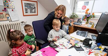 Die Olgakrippe ermutigt Kinder, Verantwortung zu tragen: So dürfen sie ins Büro von Kita-Leiterin Monika Karacic und gehen auch mal ans Telefon.
Foto: Archiv/Veigel