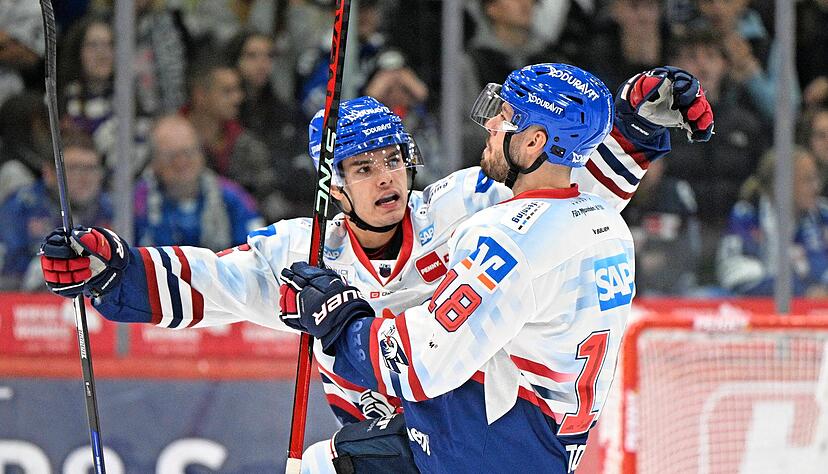 Simon Thiel (links) und Luca Tosto werden in der K.o.-Phase der Saison allenfalls wie hier im Trikot der Adler Mannheim in der DEL zu sehen sein. F&uuml;r die Falken sind sie nicht spielberechtigt.