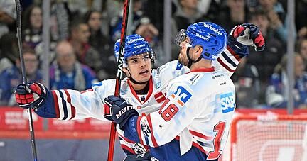 Simon Thiel (links) und Luca Tosto werden in der K.o.-Phase der Saison allenfalls wie hier im Trikot der Adler Mannheim in der DEL zu sehen sein. F&uuml;r die Falken sind sie nicht spielberechtigt. 
Foto: imago-images/Eibner-Pressefoto/Sven Laegler