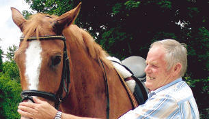 Bei Fragen zum Umgang mit Pferden holt sich so mancher Reiter die Meinung von Herbert Müller aus Ilsfeld ein.Foto: Ute Knödler Bei Fragen zum Umgang mit Pferden holt sich so mancher Reiter die Meinung von Herbert Müller aus Ilsfeld ein.Foto: Ute Knödler