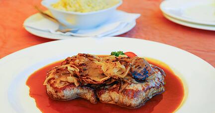 Schwäbische Küche, Zwiebelrostbraten, angebratene Zwiebeln, gebratener Rostbraten mit gerösteten Zwiebeln, Roastbeef, Rindfleisch, traditionelles Hauptgericht, deftig, Soße, Sauce, typisch Schwäbisch, deftige Hausmannskost, Teller, Traditionsküche, Foodfotografie, Studio, Deutschland, Europa *** Swabian Kitchen, Onion Roast, angebratene Onions, roasted Rost roasts with roasted Onions, Roast beef, Beef, Traditional Main course, hearty, Sauce, Sauce, typically Swabian, hefty Home cooking, Plate, Traditional cuisine, Food Photography, Studio, Germany, Europe Copyright: imageBROKER/KatharinaxHild iblkah09425042.jpg Bitte beachten Sie die gesetzlichen Bestimmungen des deutschen Urheberrechtes hinsichtlich der Namensnennung des Fotografen im direkten Umfeld der Veröffentlichung