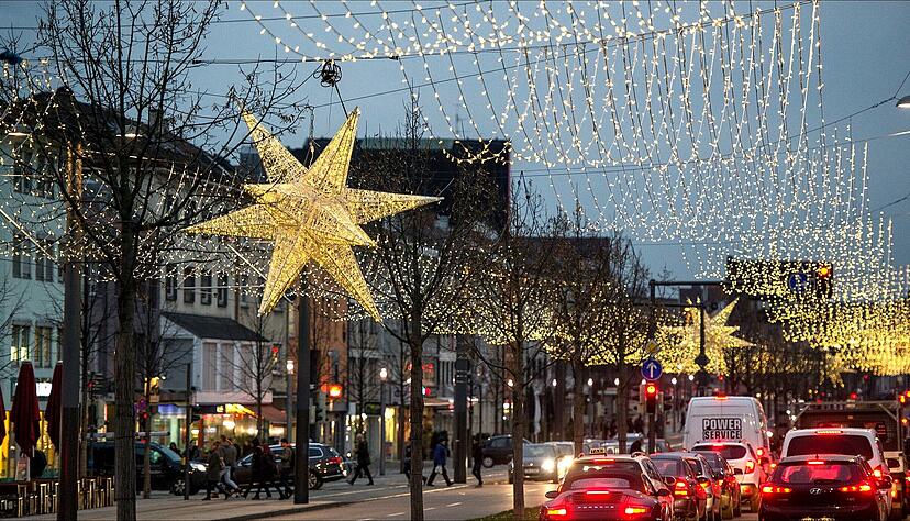 Der 380 Meter lange Lichthimmel über der Allee mit 26.000 LEDs zählt zu den eindrucksvollsten Elementen der Heilbronner Weihnachtsbeleuchtung.