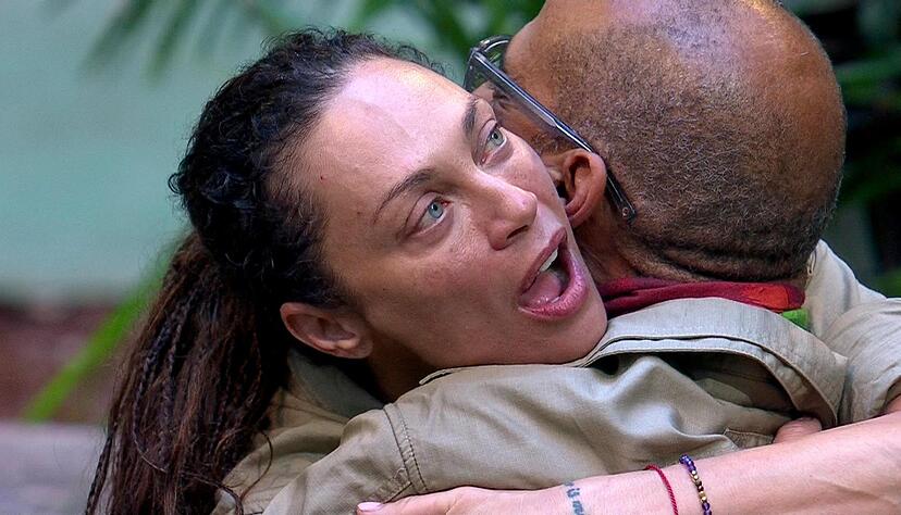 Die Dschungelk&ouml;nigin und ihr Dschungelprinz: Lilly Becker umarmt Schauspieler Pierre Sanoussi-Bliss.