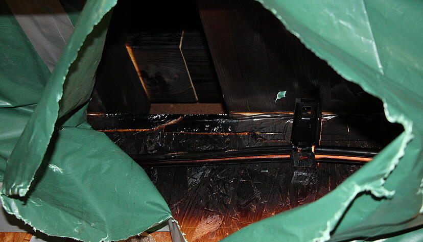 Decke und Wand gegenüber dem eigentlichen Brandherd sind ebenfalls stark in Mitleidenschaft gezogen. Decke und Wand gegenüber dem eigentlichen Brandherd sind ebenfalls stark in Mitleidenschaft gezogen.