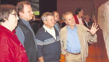 Michaela und Werner Nodes aus Weinsbach (links) begutachten die Ausbaupläne mit Heinz Knaudel aus Baumerlenbach und Hans Dederer aus Öhringen (rechts). Michaela und Werner Nodes aus Weinsbach (links) begutachten die Ausbaupläne mit Heinz Knaudel aus Baumerlenbach und Hans Dederer aus Öhringen (rechts).